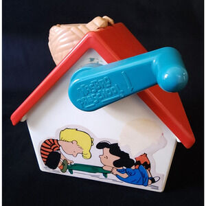 Vintage Rare Peanuts 1979 Hasbro Plastic Snoopy Dog House Feature Syndicate Toy